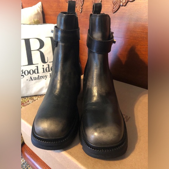 Steve Madden Shoes - Women’s Steve Madden Gates Black Lug Sole Leather Ankle Boots
Size 9.5
Brand new